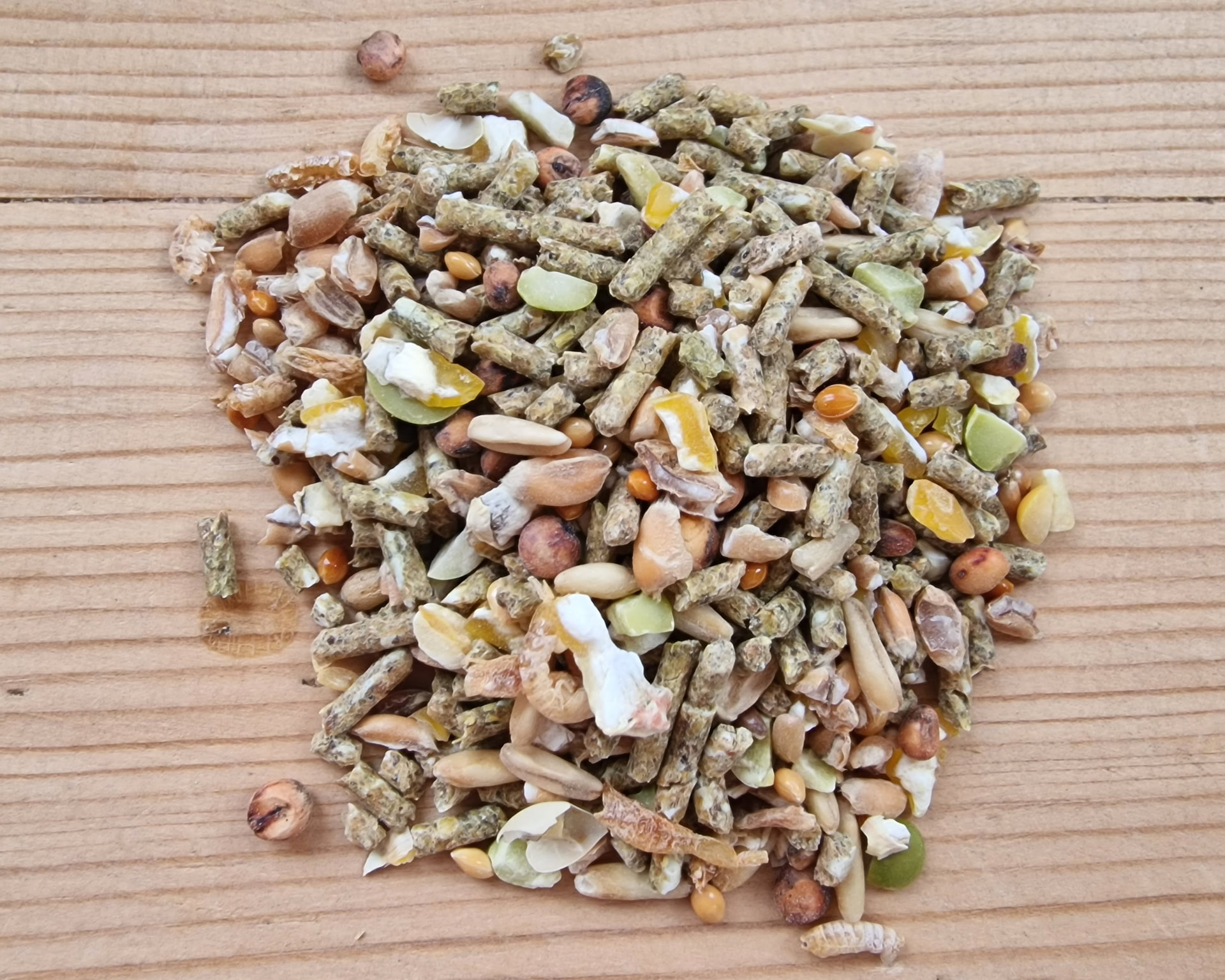 Nærbilde av Garvo 1080 Alfamix Kylling med pellets og frø