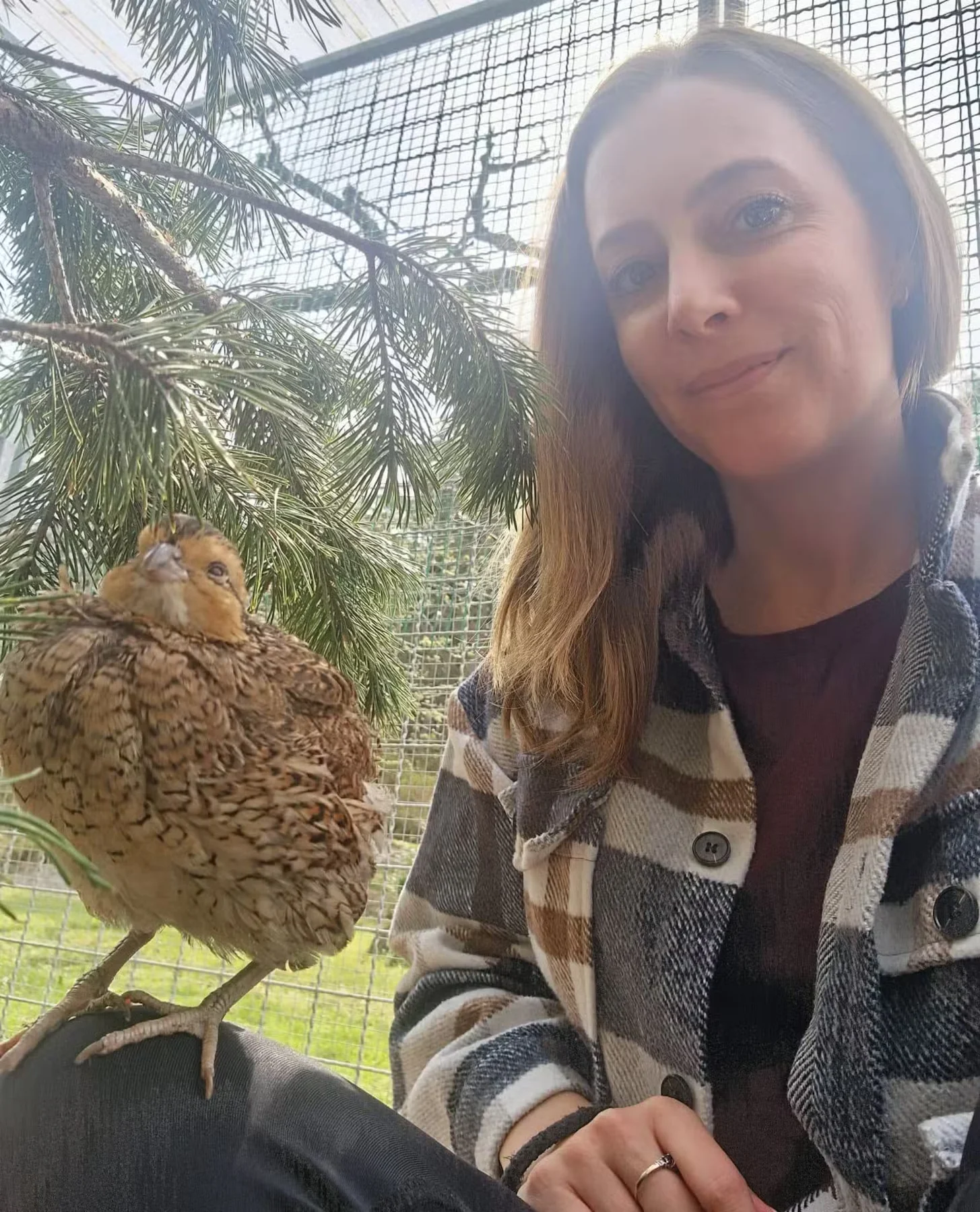 Irene Sveian med en nordkrattvaktel